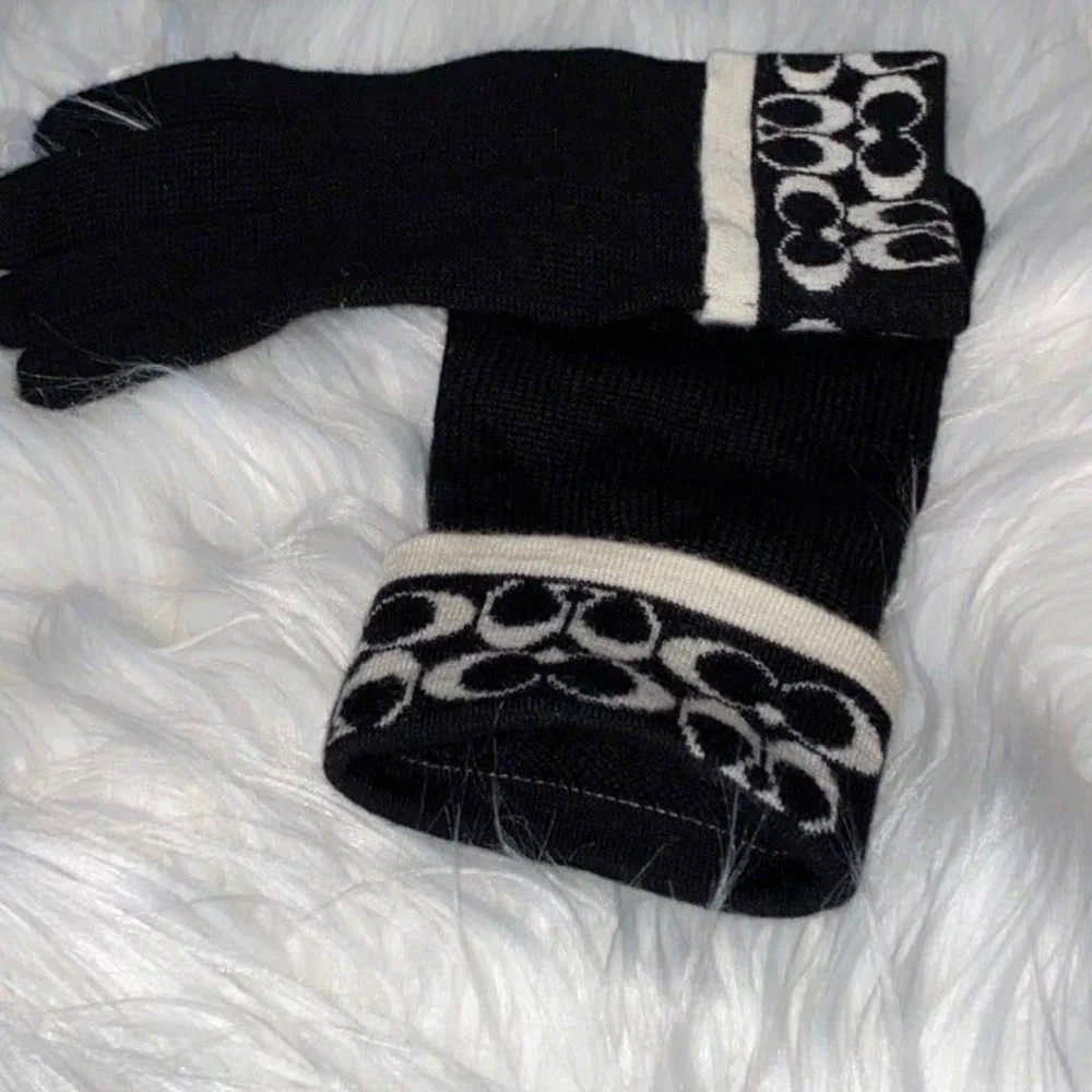 COACH Logo C  Wool Gloves Black solid